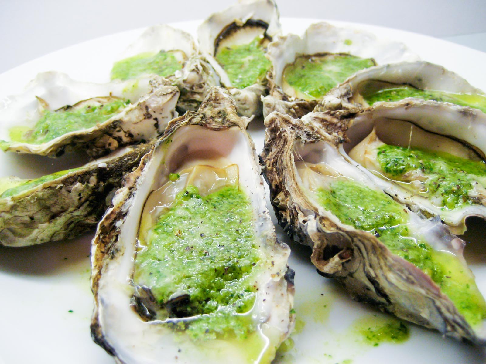 the finished grilled oysters
