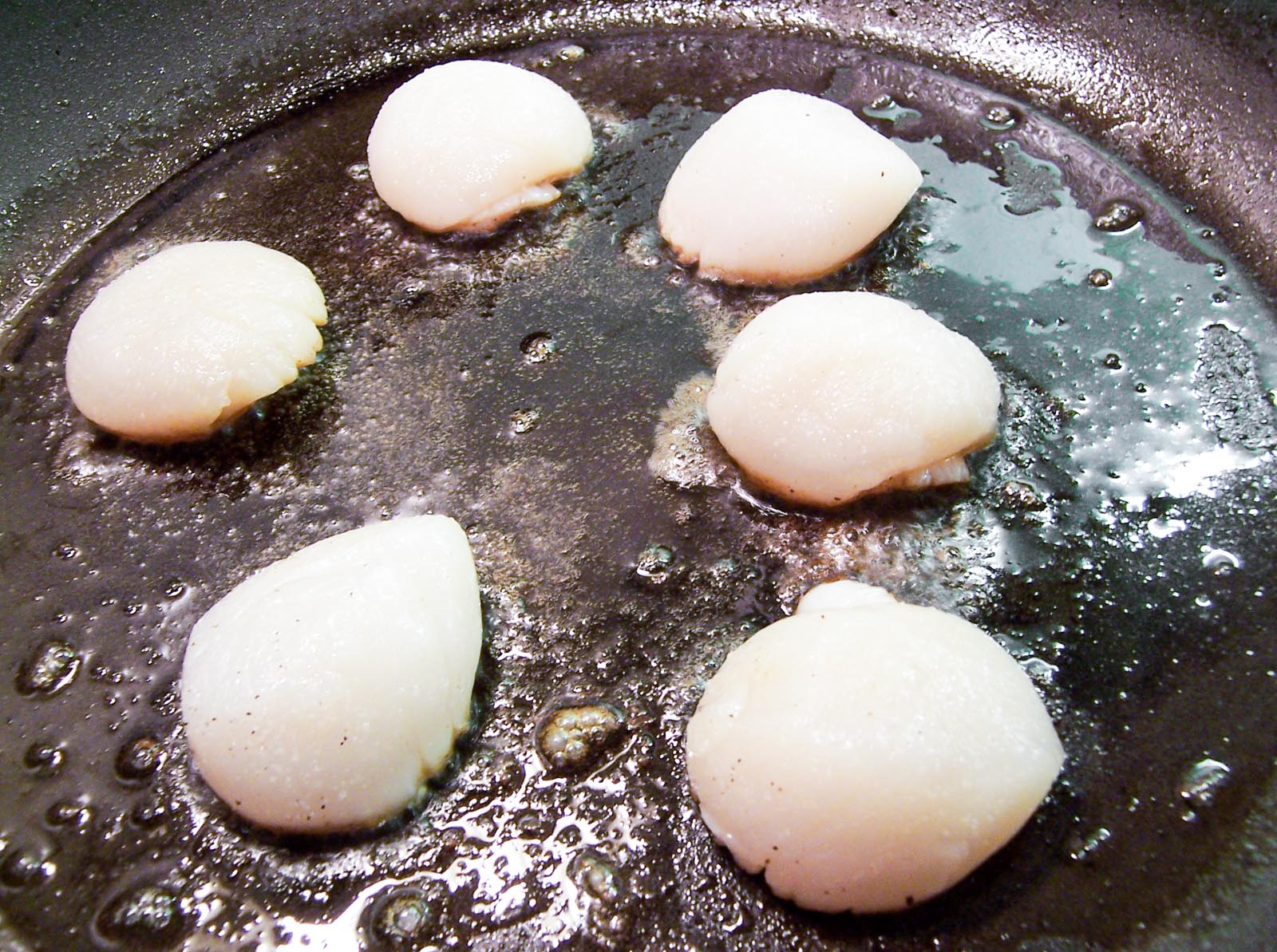 scallos in the pan