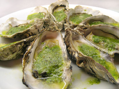the finished grilled oysters
