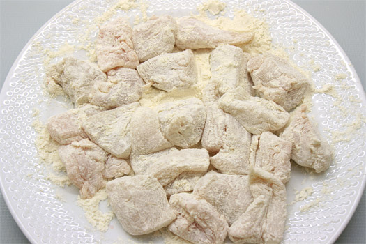 the floured chicken pieces